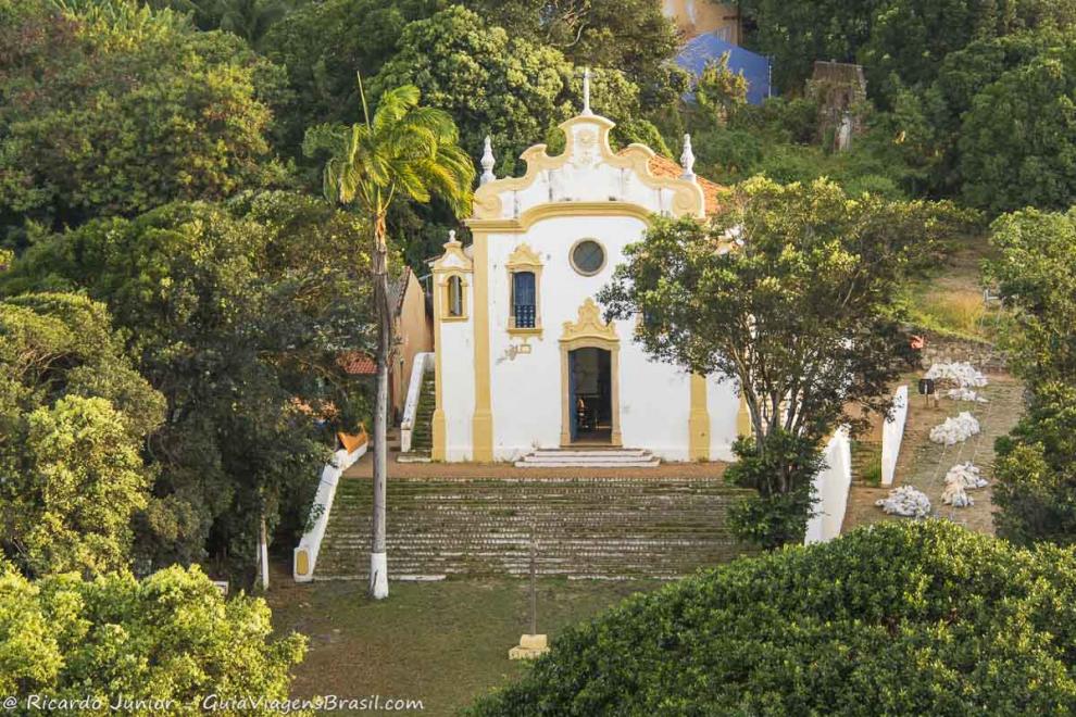 Imagem das escadarias e da linda igreja em Fernando de Noronha.